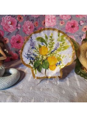 DECOUPAGE FLOWERS ON A SCALLOPED SHELL
